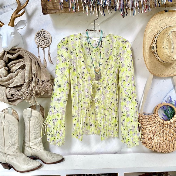 Lemon🍋 fresh sheer pleated Floral boho blouse w shabby chic resort vacay vibe - Picture 2 of 12